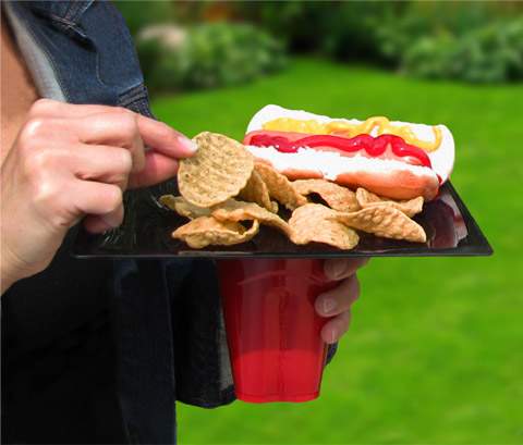 One hand is free to eat while you hold the cup and plate with the other.